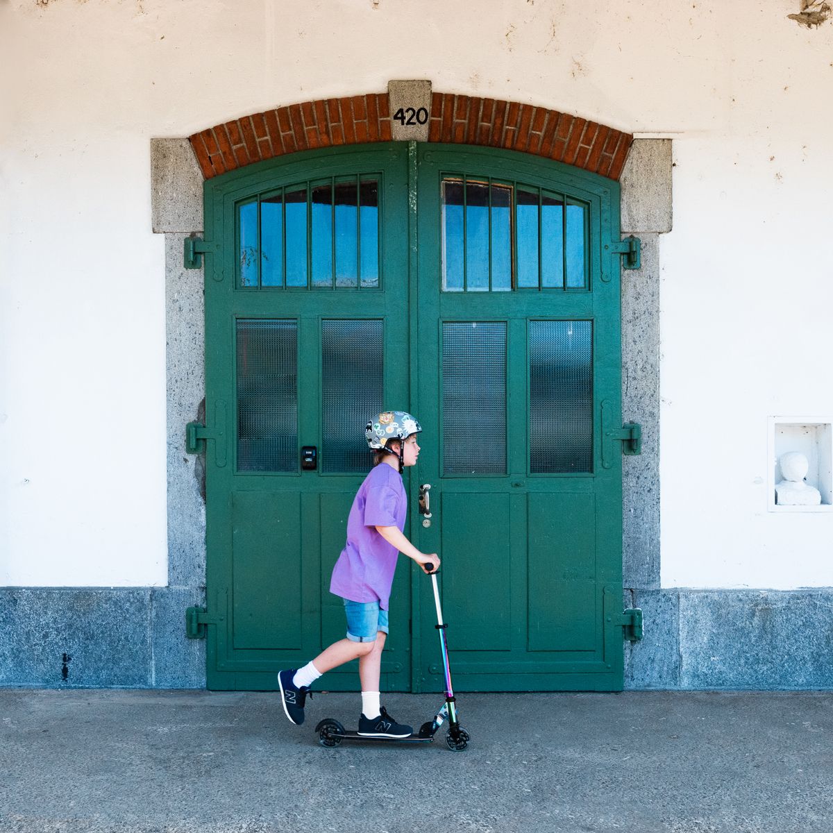 Самокат Micro серии Sprite LED – Неохром  фото 11