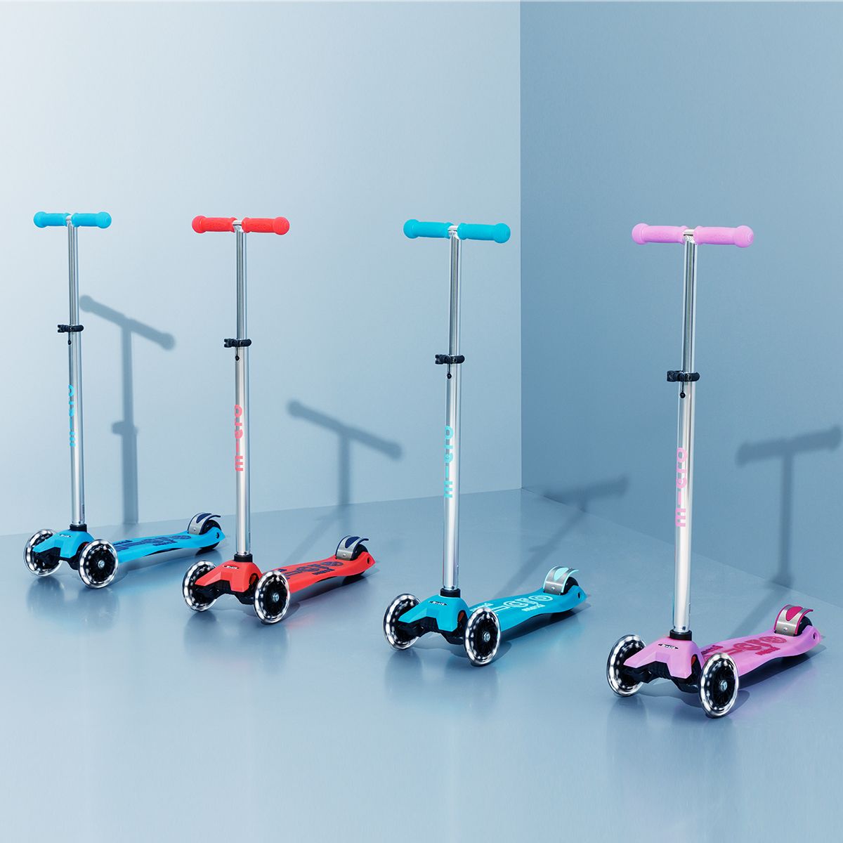 Самокат Micro серии Maxi Deluxe Glow LED - Синий хрусталь  фото 11