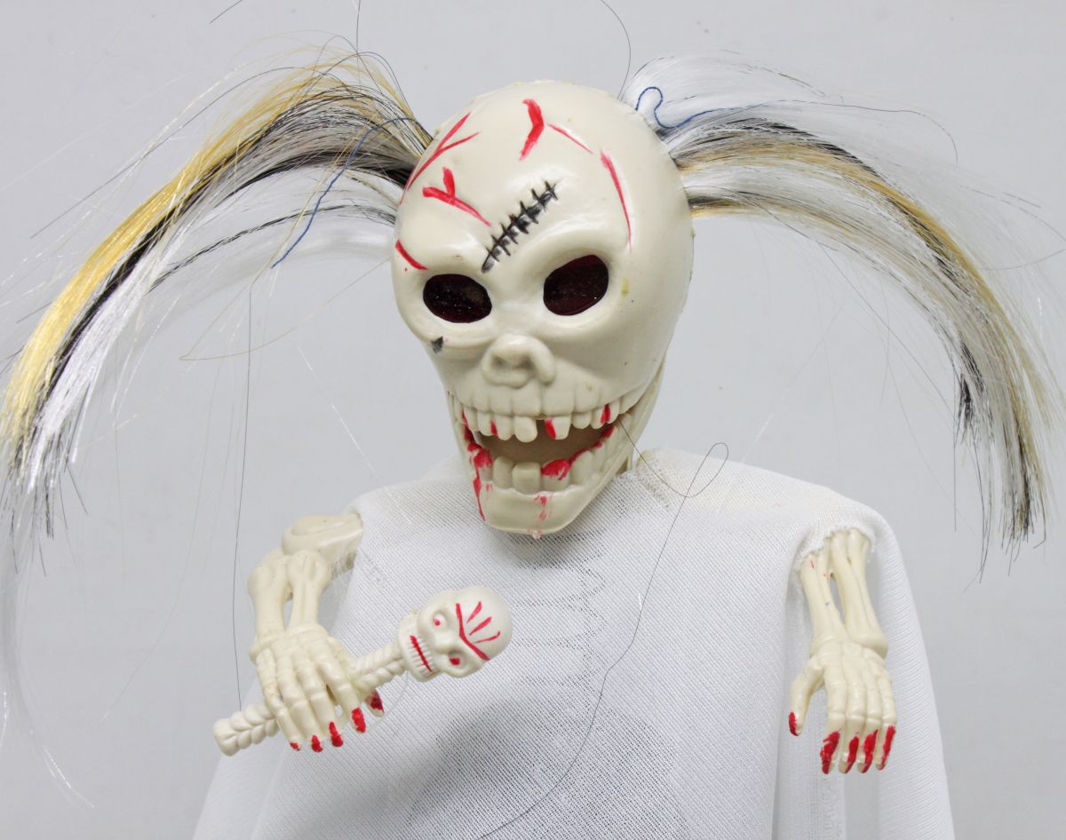 Игрушка-декорация "Танцующий скелет" (белый)