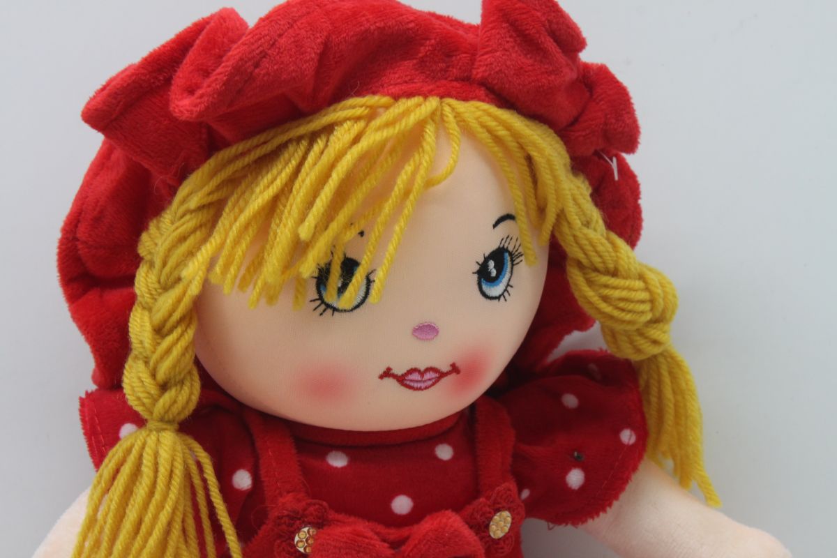 Мʼяка лялька "Катя" у червоному (42 см)