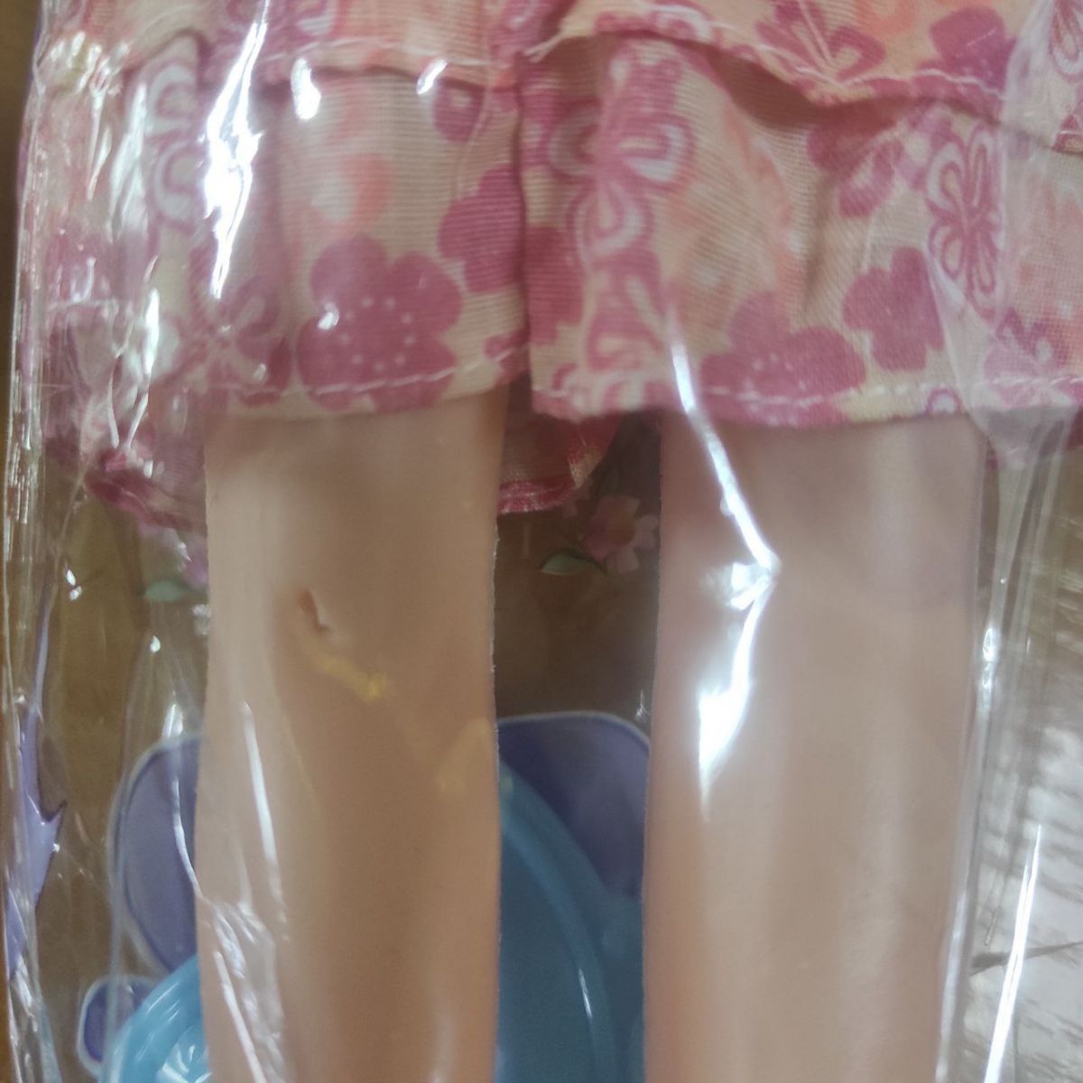 Уцінка.  Лялька в персиковом, с расческой (33 см) дірка на нозі