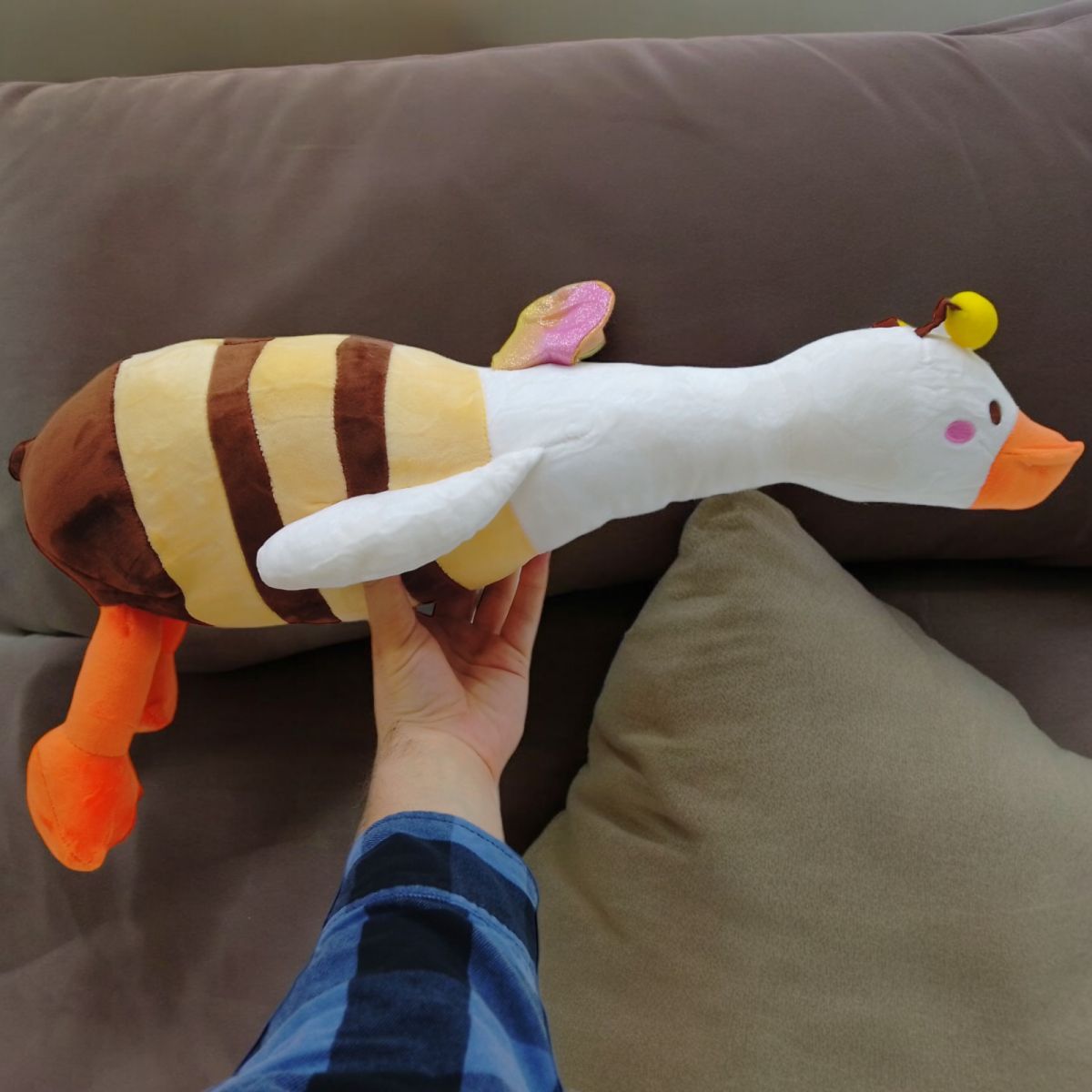 Мягкая игрушка "Гусь-обнимусь" в костюме пчелки (65 см)
