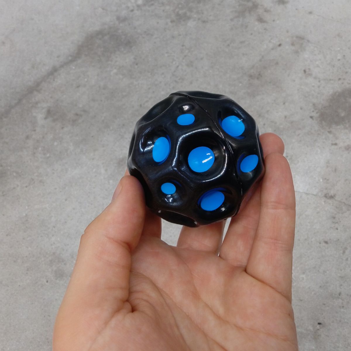 Антигравитационный мяч-попрыгунчик, 6 см (черный)