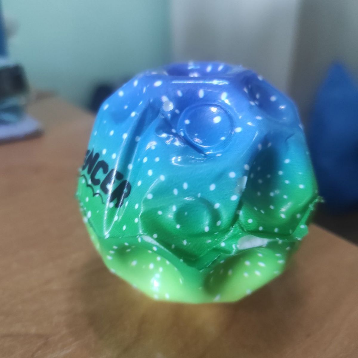 Уценка.  Антигравитационный мячик Gravity (Moon) Ball, радужный, 6,5 см Поврежденный