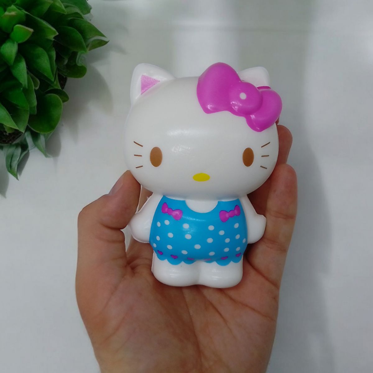 Сквиш-антистресс "Hello Kitty" (10 см), в голубом комбинезоне