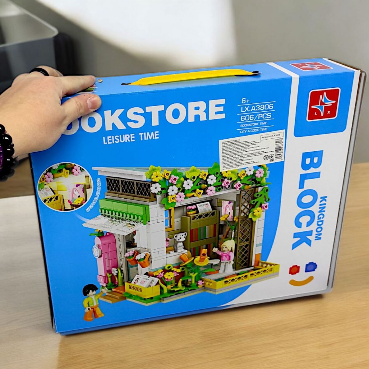 Конструктор "Kingdom block.  Bookstore" 606 дет