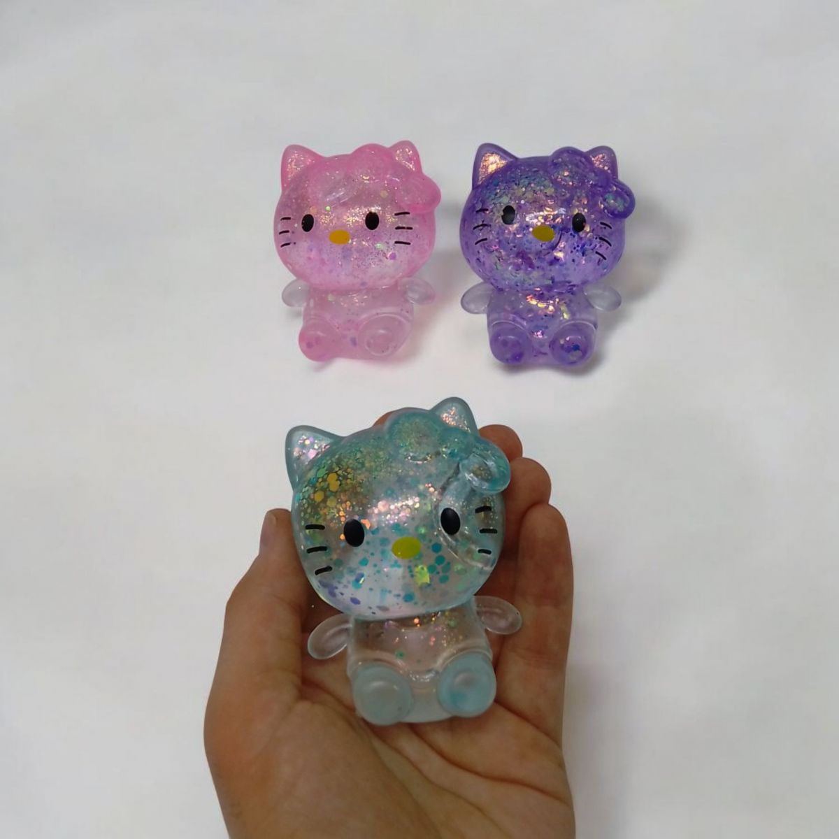Антистрес жуйка-тягучка "Hello Kitty" 8 см, мікс, 1 штука фото 2 Антистрес жуйка-тягучка "Hello Kitty" 8 см, мікс, 1 штука фото 2