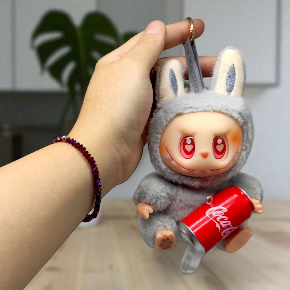 М'яка іграшка "Лабубу-2.  Labubu Coca Cola 15 см",  в пакеті і подарунковій коробці  фото 2