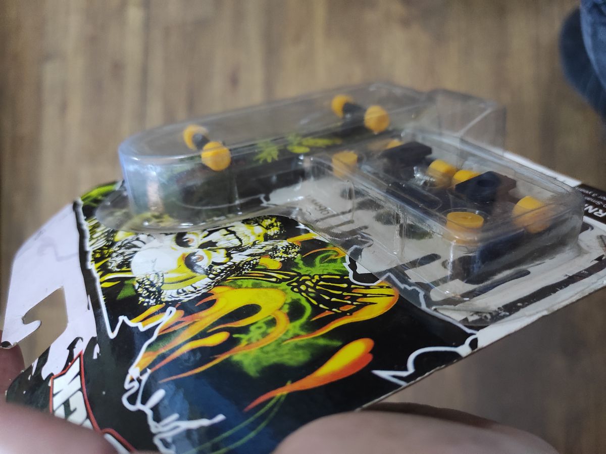 Уценка. Фінгерборд "Tech Deck" з колесами, викруткою і підвісками - Розірвана упаковка фото 2 Уценка. Фінгерборд "Tech Deck" з колесами, викруткою і підвісками - Розірвана упаковка фото 2