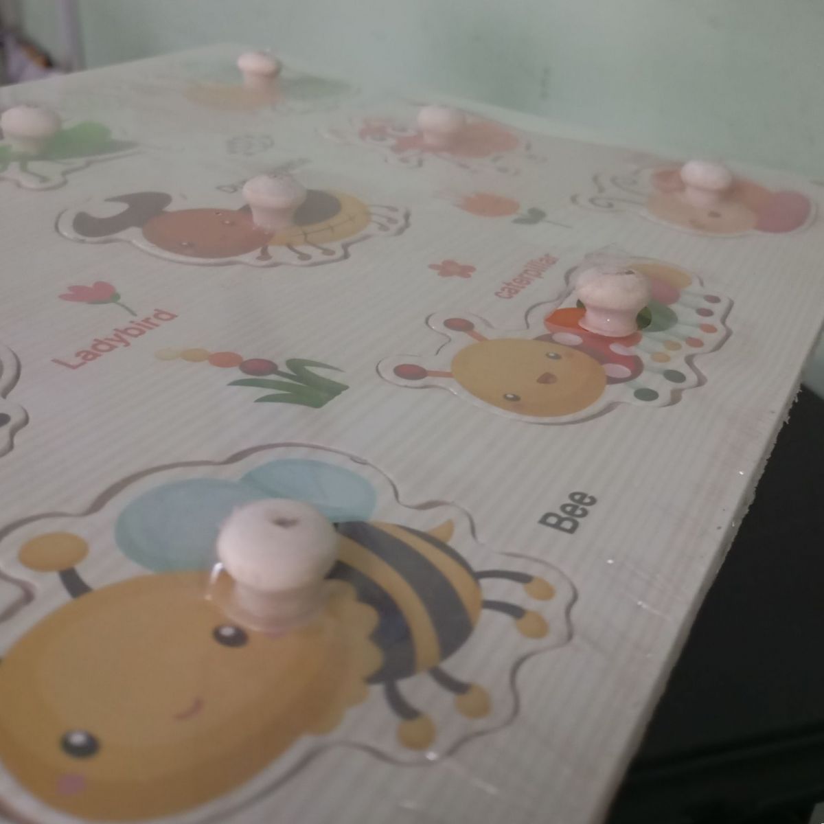 Уцінка.  Деревʼяна рамка-вкладиш "Комашки" (22,5х30 см) - Надірвана слюда-упаковки  фото 2 Уцінка.  Деревʼяна рамка-вкладиш "Комашки" (22,5х30 см) - Надірвана слюда-упаковки  фото 2