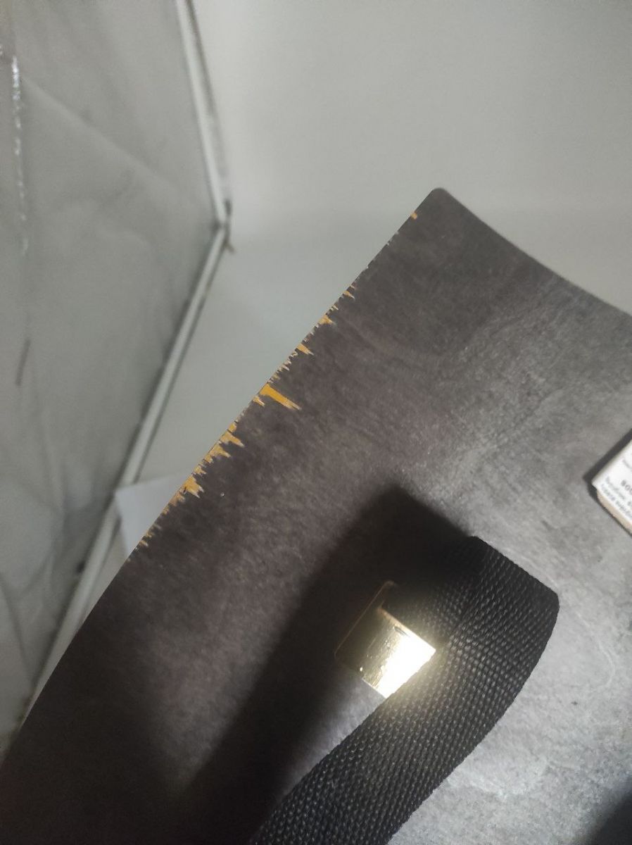 Уценка.  Деревʼяний щит "Лев" - Сколи на фанері щита  фото 2