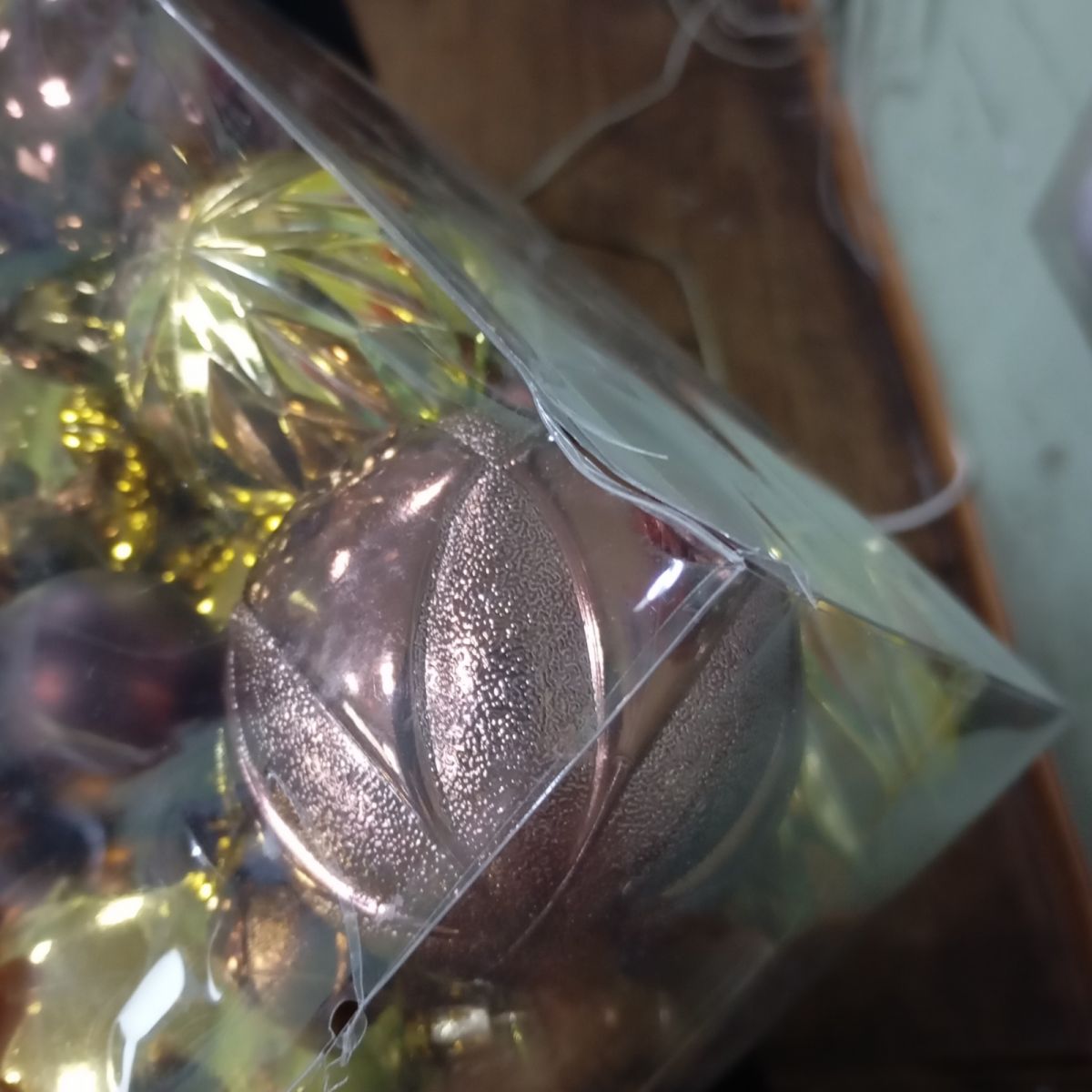 Уцінка.  Новорічні прикраси, 34 штуки, кульки, в коробці   - Пошкоджене пакування  фото 2