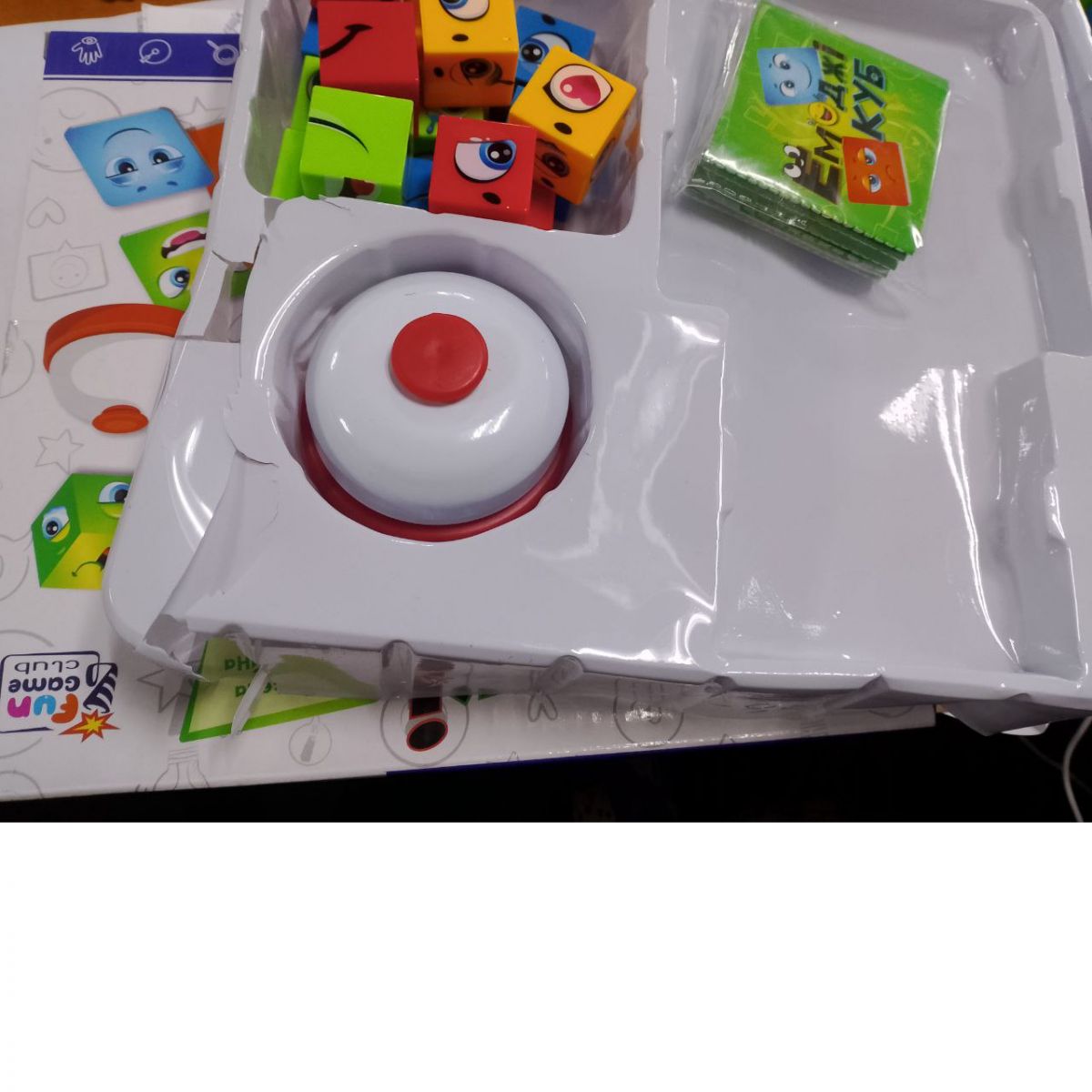 Уценка.  Настільна гра "Емоджі куб" 68831 "4FUN Game Club", 48 карток, дзвінок, кубики, в коробці   Битый блистер  фото 2