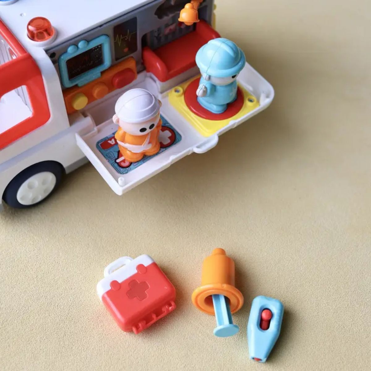 Музична машинка ОЗВУЧУВАННЯ УКРАЇНСЬКОЮ МОВОЮ, "Швидка допомога", пісні, цікаві факти, віршики, підсвічування, сирена, 2 фігурки: пацієнт та лікар, 2 режими гучності, рухомі елементи, в коробці  фото 2