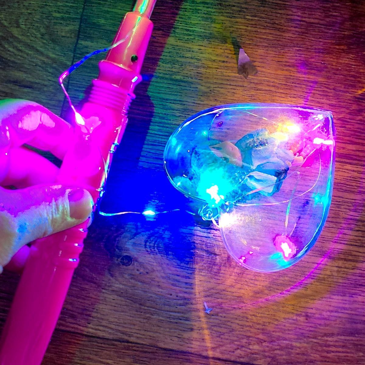 Світяшка "Сердце з лялькою-брелоком" (БЛАКИТНА) на паличці  фото 2