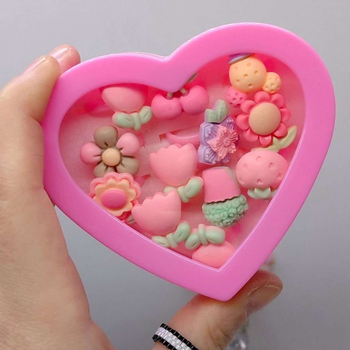 Кільце пластикове дитяче 12шт . у подарунковій кор.  (СЕРДЦЕ)  фото 2