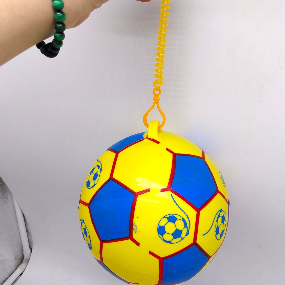 М'яч гумовий, діаметр 17 см, карабін з пружинкою, ЖОВТИЙ  фото 2