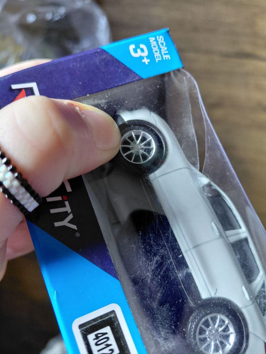 Уцінка.  Машинка "Porsche Cayenne Turbo" білий - ТРІСНУТИЙ БЛІСТЕР  фото 2