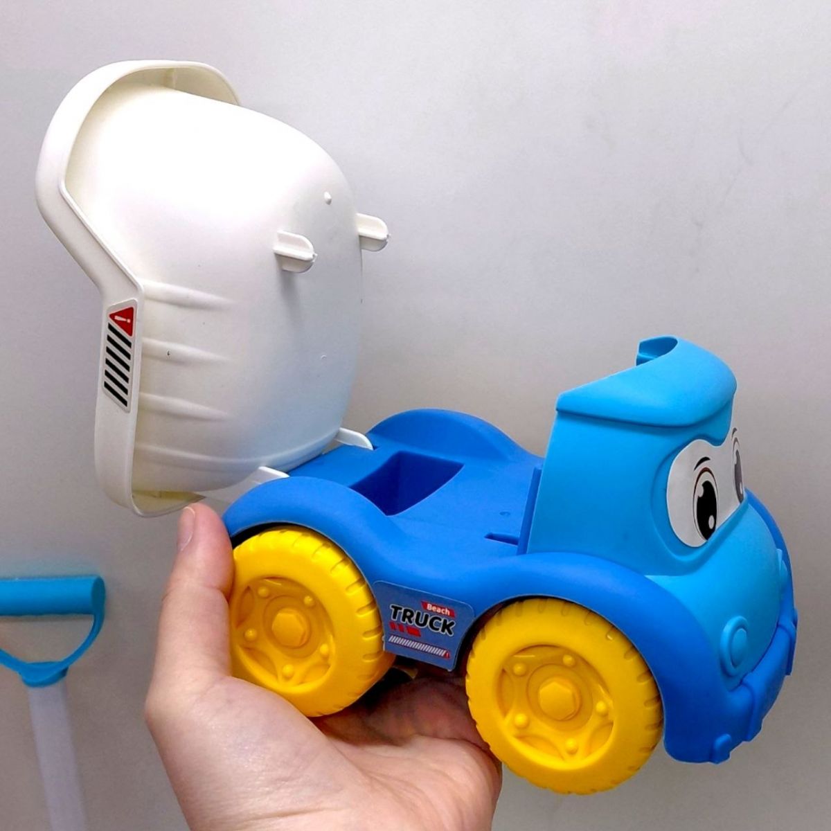 Пісочний набір (розмір самоскида 16. 5х11. х13 см, висота відра 10 см,  граблі, сито, 4 лопатки, 11 формочок) в сітці  фото 2