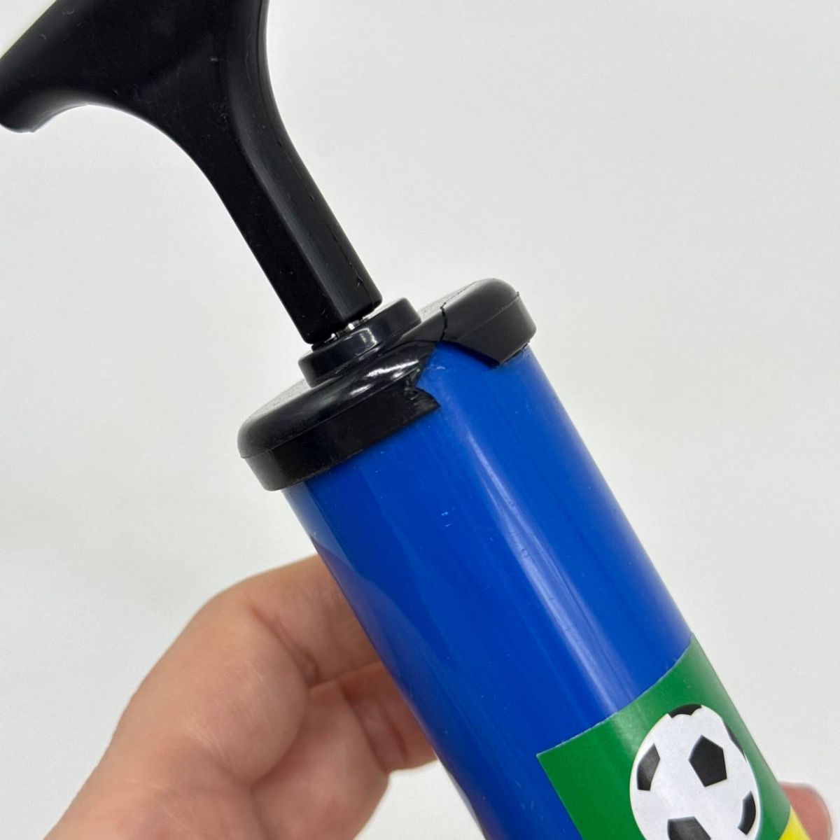 Уцінка.  Насос для мячів 25 см у пакеті (СИНІЙ) - ВІДКОЛОТИЙ ШМАТОК ПЛАСТИКУ, НА РОБОТУ НЕ ВПЛИВАЄ  фото 2