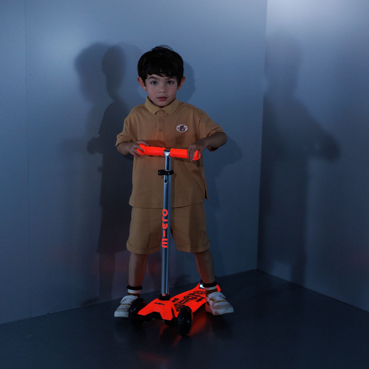 Самокат Micro серии Maxi Deluxe Glow LED - Красная аура  фото 2