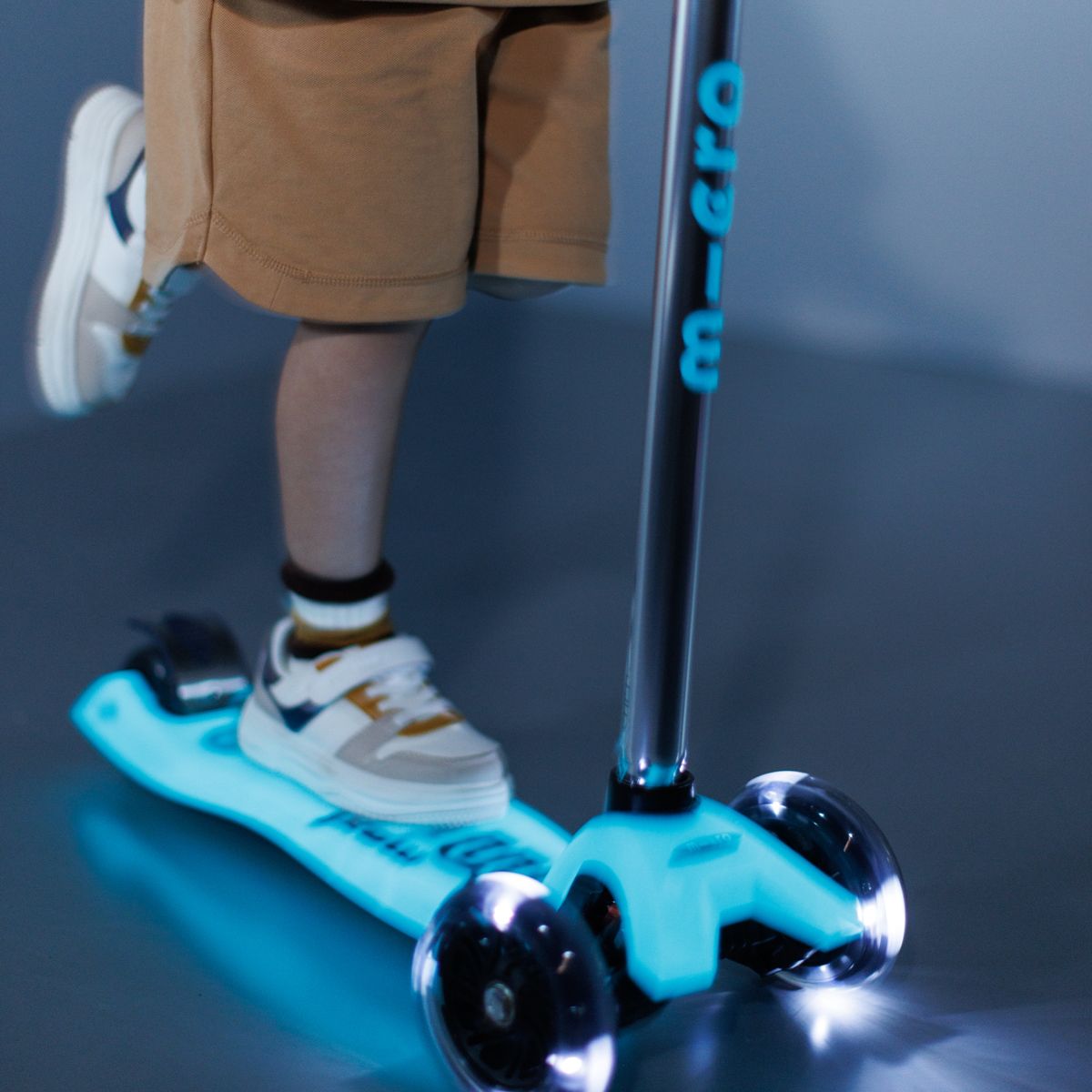Самокат Micro серии Maxi Deluxe Glow LED - Синий хрусталь  фото 2
