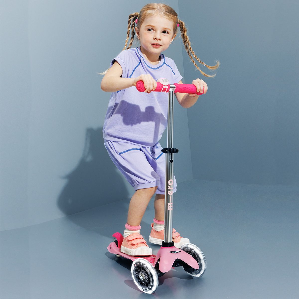 Самокат Micro серии Mini Deluxe Glow LED - Морозный розовый  фото 2