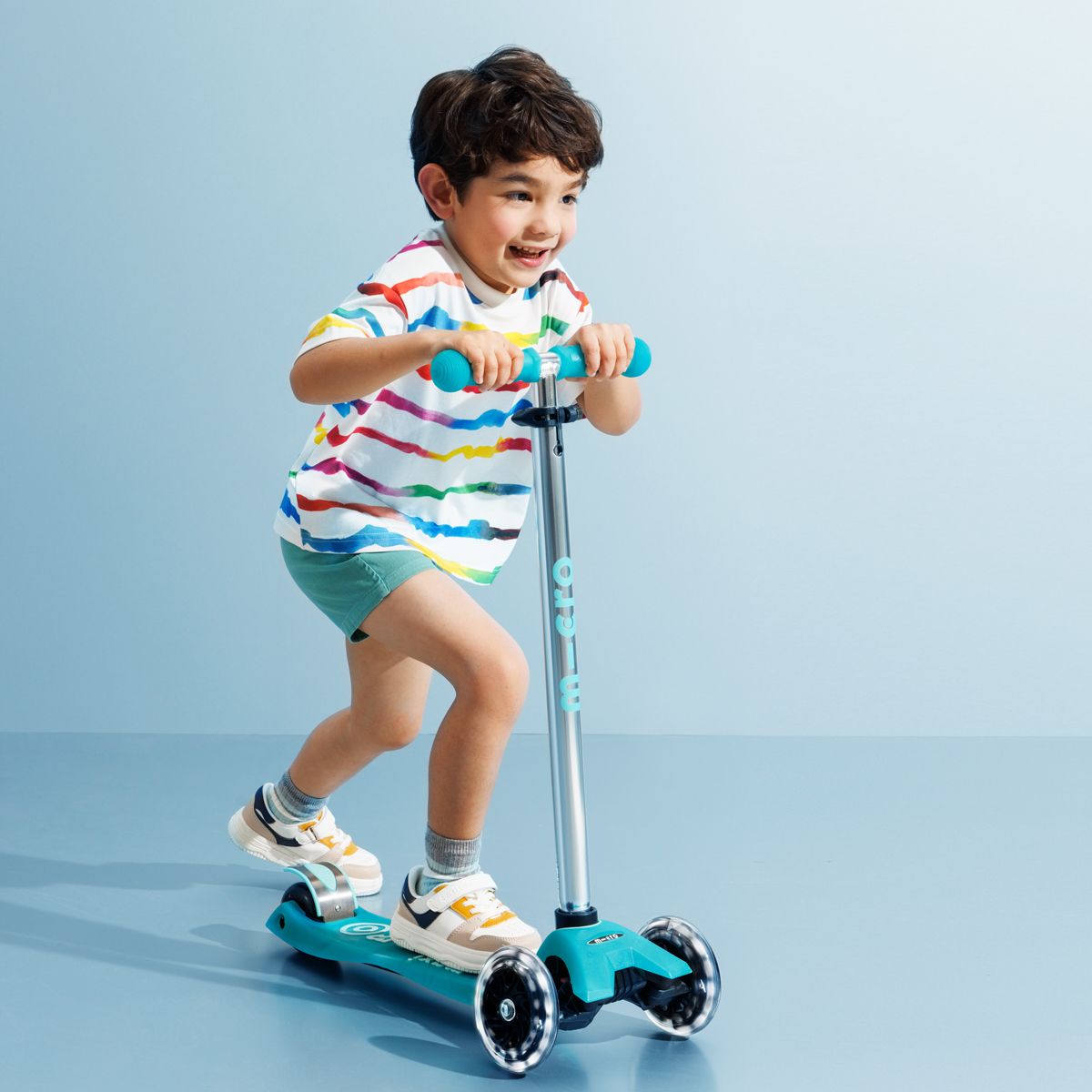 Самокат Micro серии Maxi Deluxe Glow LED - Желейный зеленый  фото 2