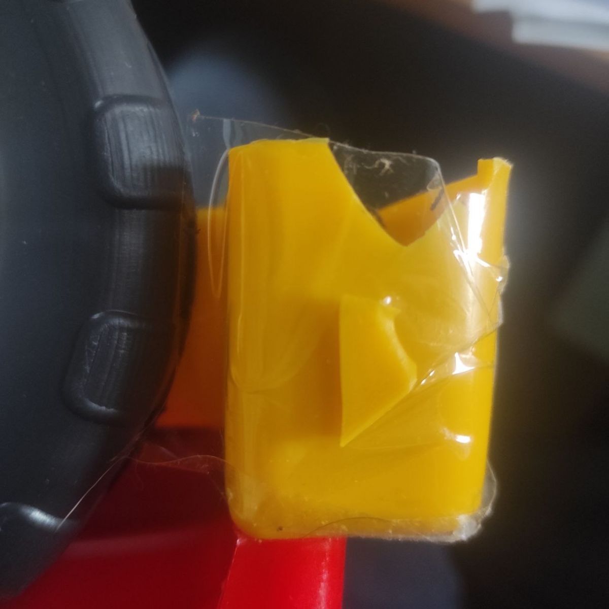 Уцінка.  Тягач червоний Відколотий шматок пласттику  фото 2