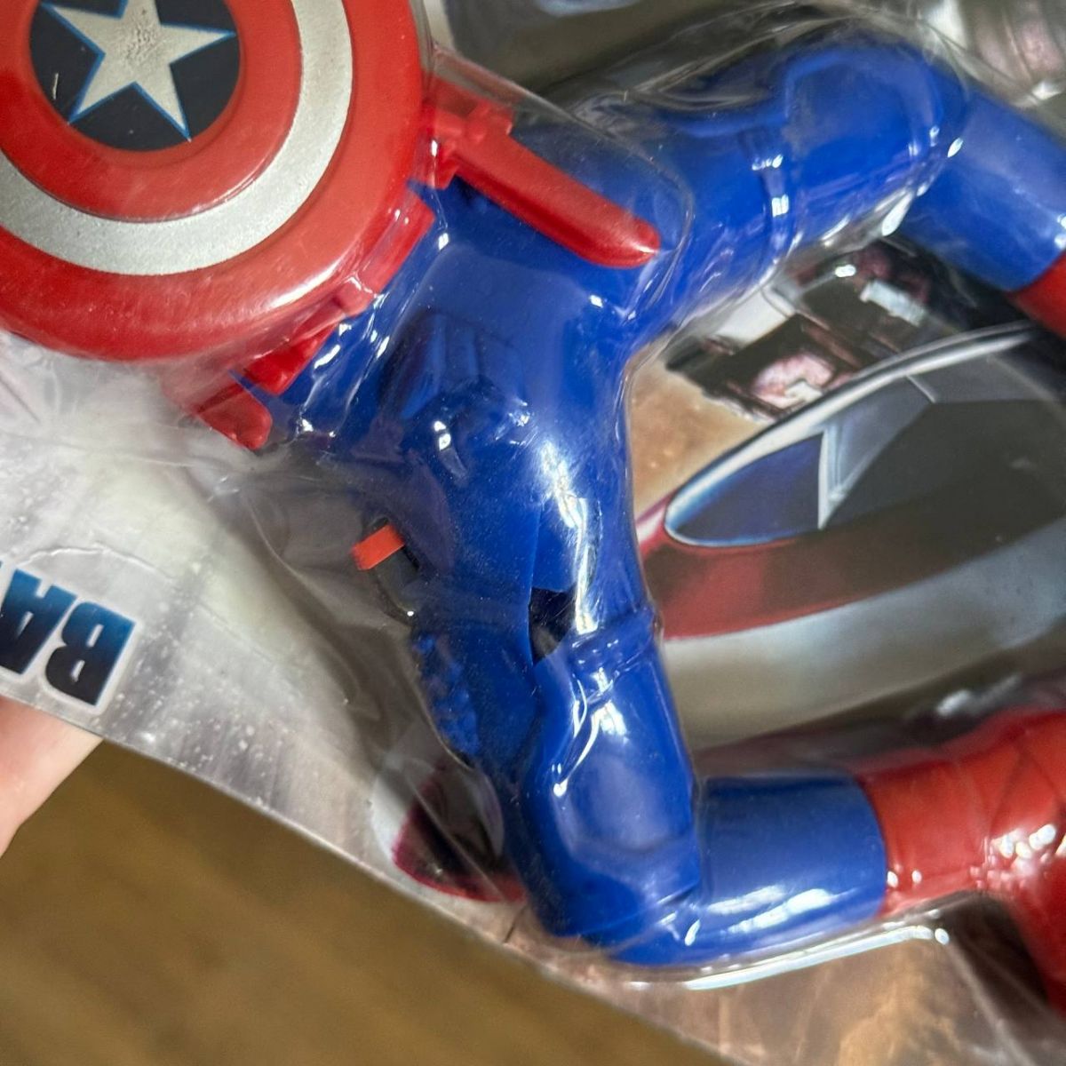 Уцінка.  Герої "MARVEL" музичні повзаючі (КАПІТАН АМЕРИКА) - Тріщина в нозі  фото 2