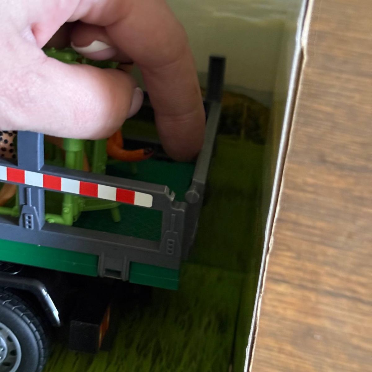 Уценка.  Трактор игрушечный (длина с прицепом 49 см, подвижные элементы, инерция, прицеп, 2 фигурки животных) в коробке – 53х16х22 см - Дефект прицепа  фото 2