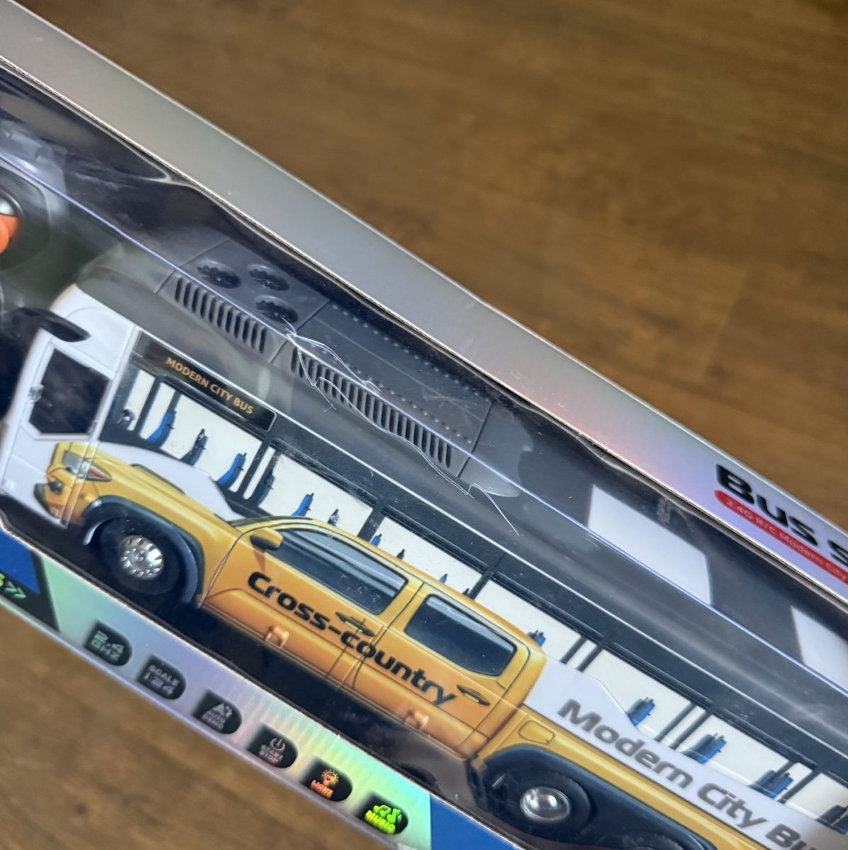 Уценка.  Автобус на радиоуправлении (аккумулятор 3. 7 V, пульт управления 2. 4 GHz, масштаб 1:24, подсветка, мелодии, режим демонстрации) коробка – 43,5х13,5х9 см - Разбит блистер  фото 2