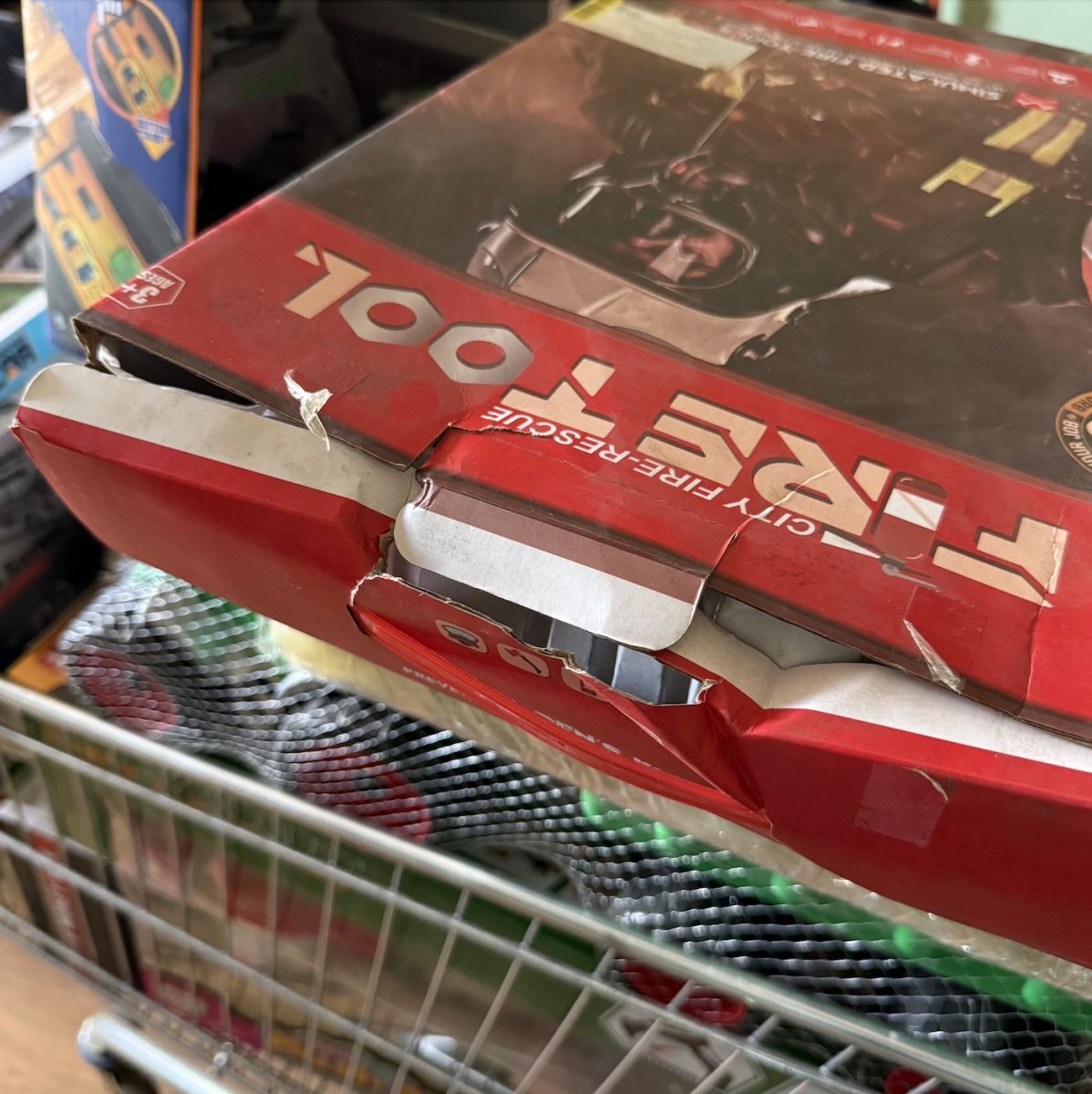 Уценка.  Набор пожарного (огнетушитель со светом, звуком сирены и парогенерацией, респиратор, компас, громкоговоритель, лопата, раскладная стремянка, знак "Стоп") в коробке 40,5х7х30 см - Помята коробка  фото 2