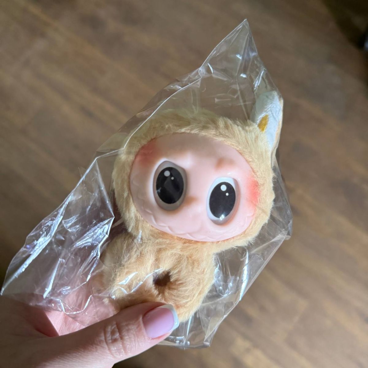 Уценка.  СЛЕП-БРАСЛЕТ LABUBU 9СМ (БЕЖЕВЫЙ) - Не прокрашени зуби, глаза  фото 2