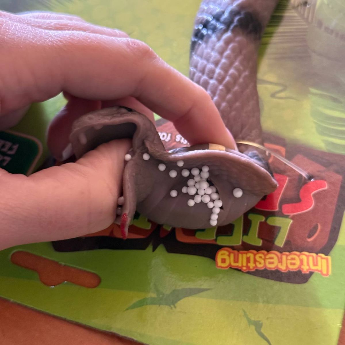 Уцінка.  Змія-тягучка "Кобра", бежевий - Розірвана резина на іграшці  фото 2