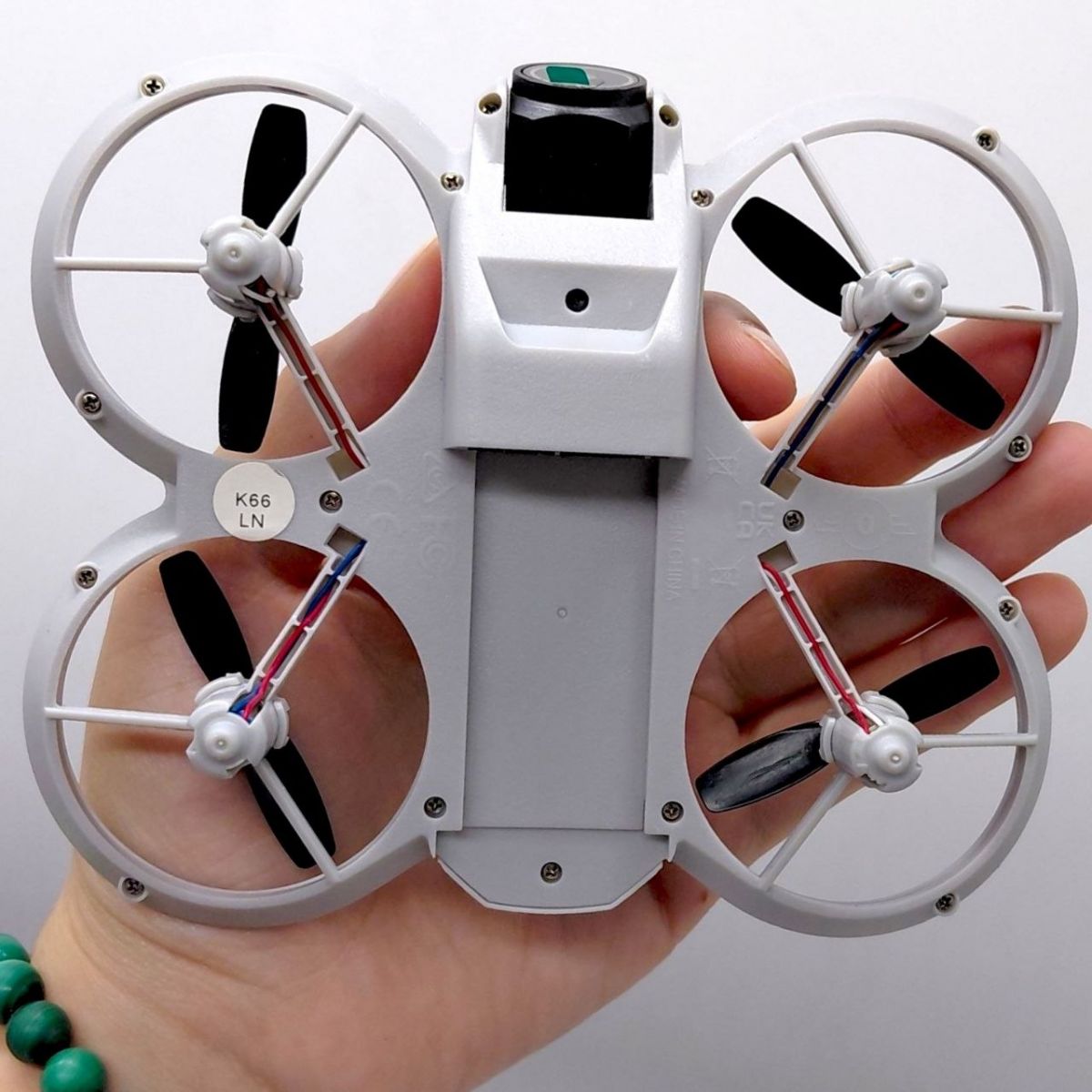 Квадрокоптер, знімний акумулятор 3. 7V, пульт 2. 4 GHz, USB-кабель, камера, додаток, кольорове підсвічування, викрутка  фото 2