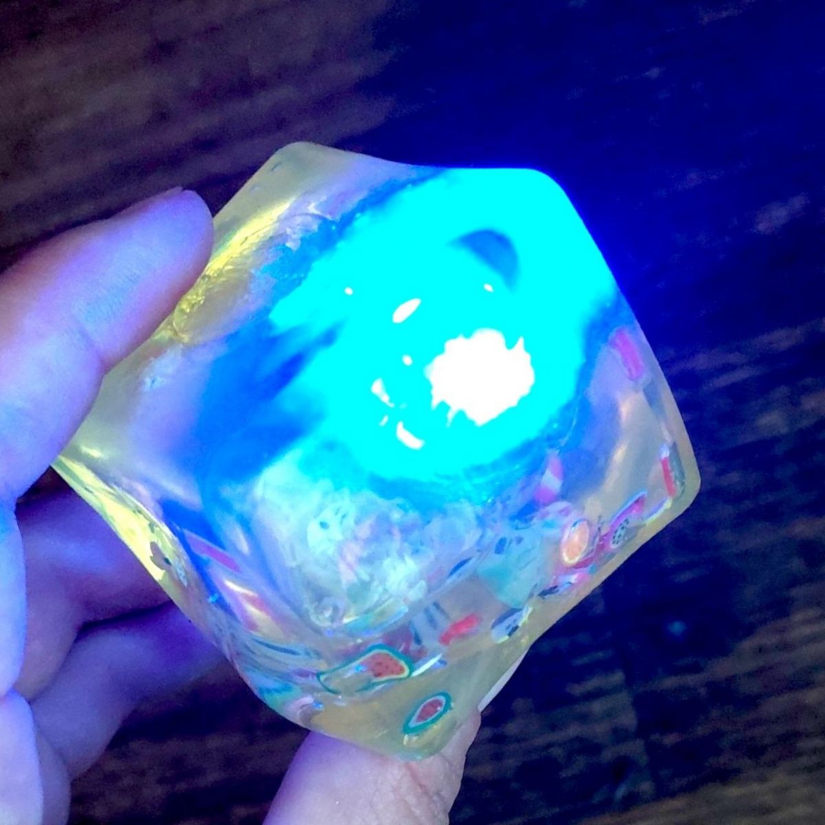 Сквиш антистресс "Кубик льда" LED подсветка с фруктами 5 см (ЖЕЛТЫЙ)  фото 2