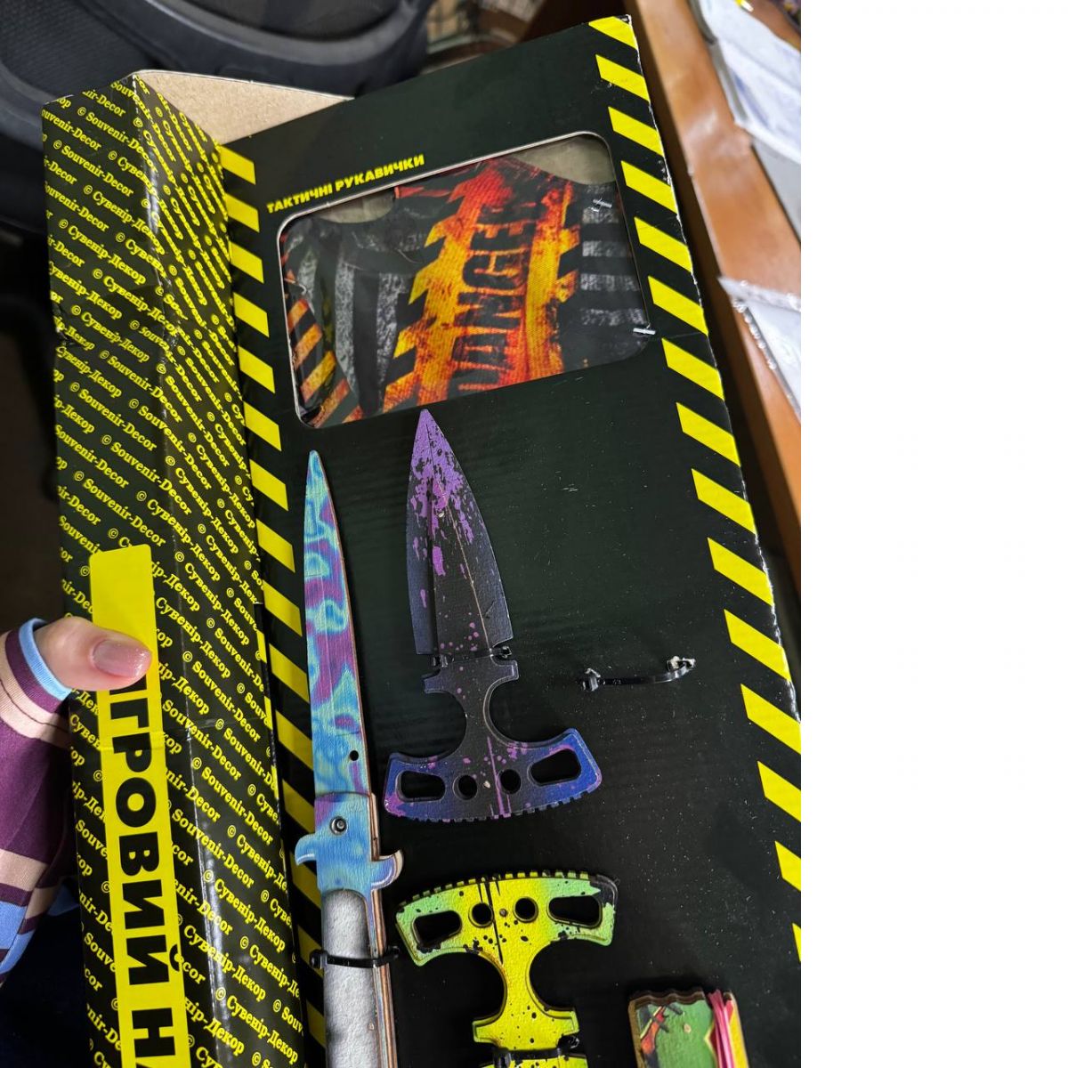 Уценка.  Игровой набор "BIG BOX Suture", деревянный - резинкострел, ножи, перчатки, брелок Не хватает ножа и немного повреждена упаковка  фото 2