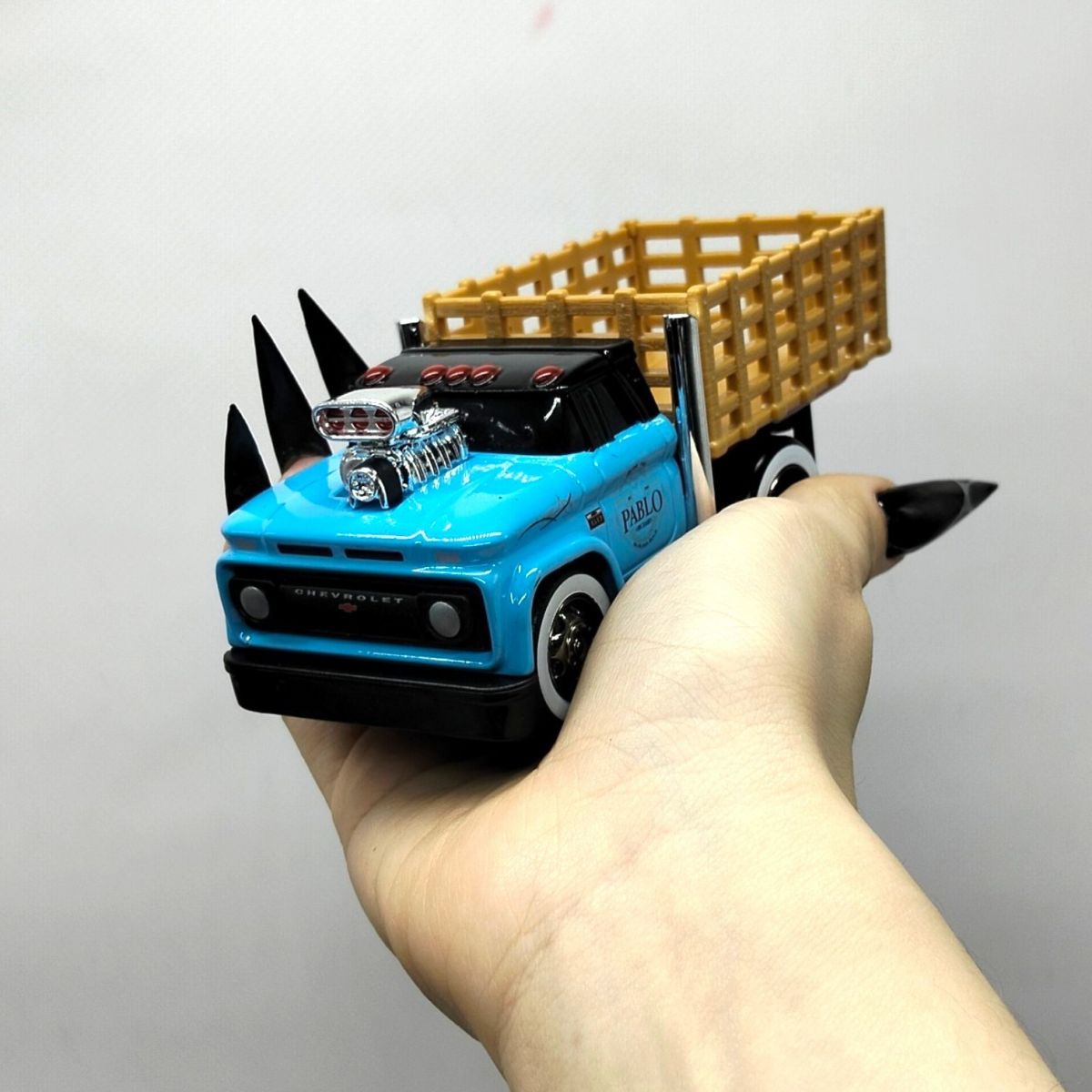 Машинка іграшкова серії Muscle Machines 1:64 "1966 CHEVROLET C60 STAKEBED" (БЛАКИТНИЙ)  фото 2