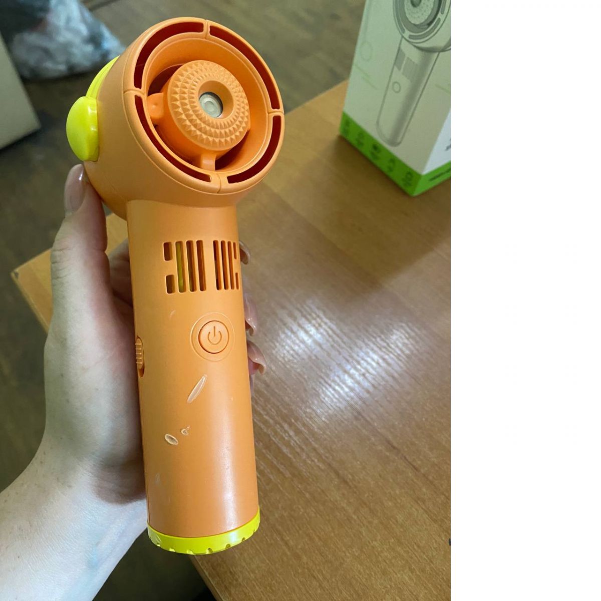 Уценка.  Портативный вентилятор-увлажнитель (оранжевый) поцарапан