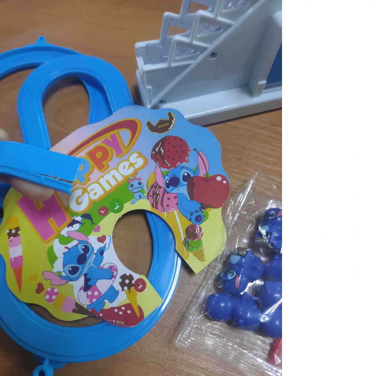 Уцінка.  Трек на батарейках "Стіч" (автоматичний підйомник, підсвічування, музика, герої) Тріснута дорожка  фото 1 Уцінка.  Трек на батарейках "Стіч" (автоматичний підйомник, підсвічування, музика, герої) Тріснута дорожка  фото 1