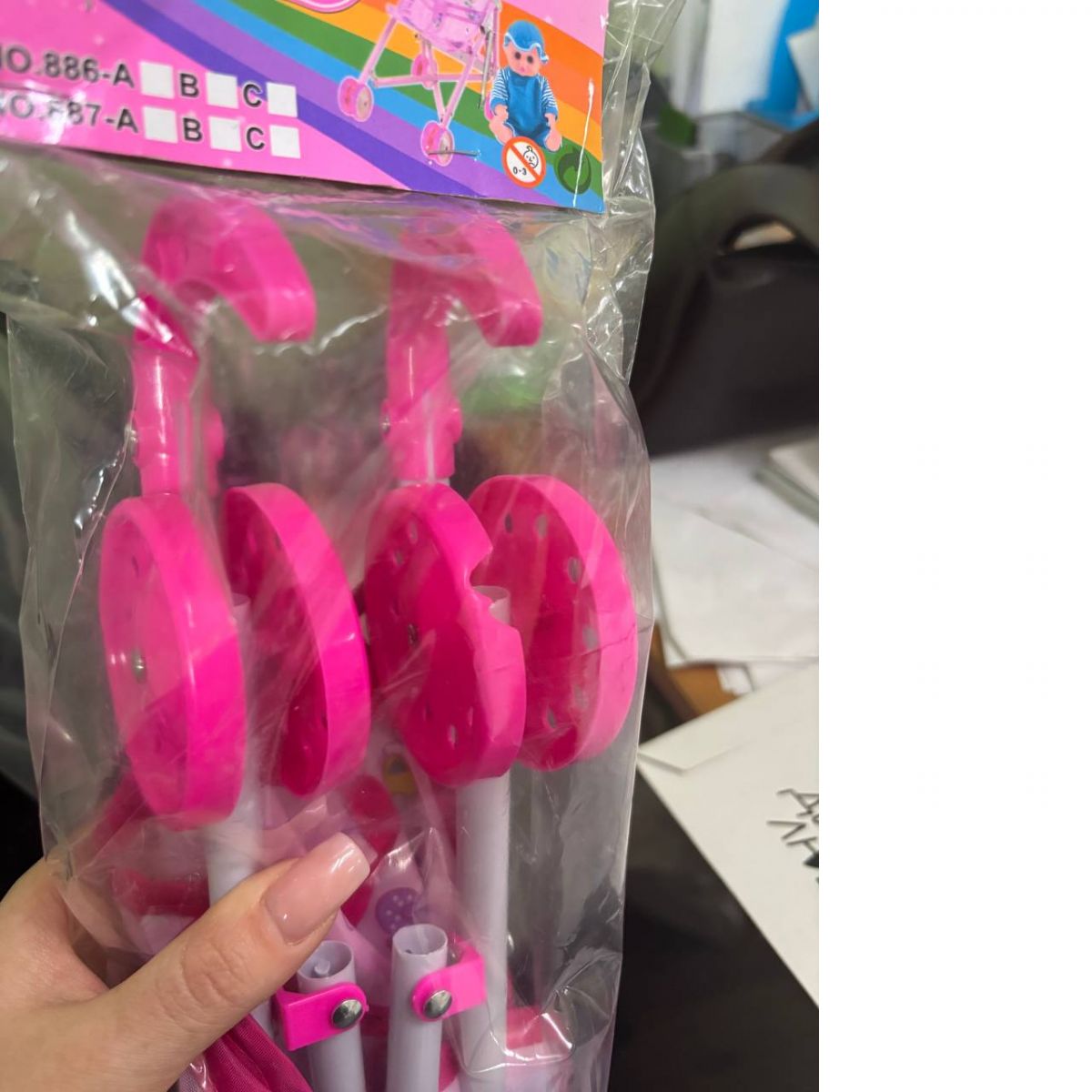 Уцінка.  Візок-тростина для ляльок (МАЛИНОВИЙ) віломаний пластик на колесі  фото 1