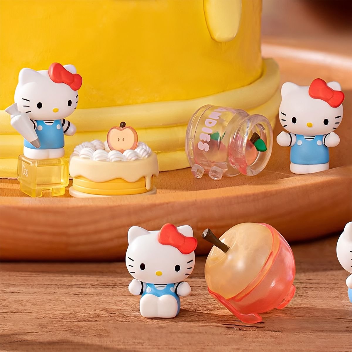 Фігурка-сюрприз "POP. TOP HELLO KITTY" ЯБЛУЧНИЙ ВОРКШОП (мікс видів) фото 3 Фігурка-сюрприз "POP. TOP HELLO KITTY" ЯБЛУЧНИЙ ВОРКШОП (мікс видів) фото 3