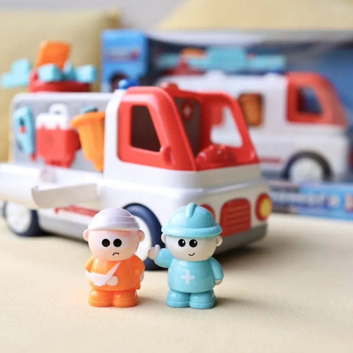 Музична машинка ОЗВУЧУВАННЯ УКРАЇНСЬКОЮ МОВОЮ, "Швидка допомога", пісні, цікаві факти, віршики, підсвічування, сирена, 2 фігурки: пацієнт та лікар, 2 режими гучності, рухомі елементи, в коробці  фото 3