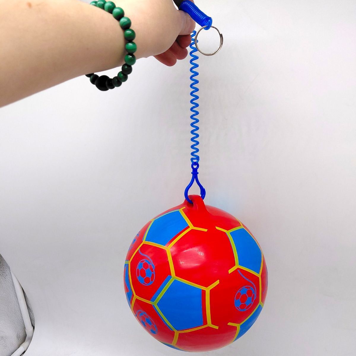 М'яч гумовий, діаметр 17 см, карабін з пружинкою, ЧЕРВОНИЙ  фото 3