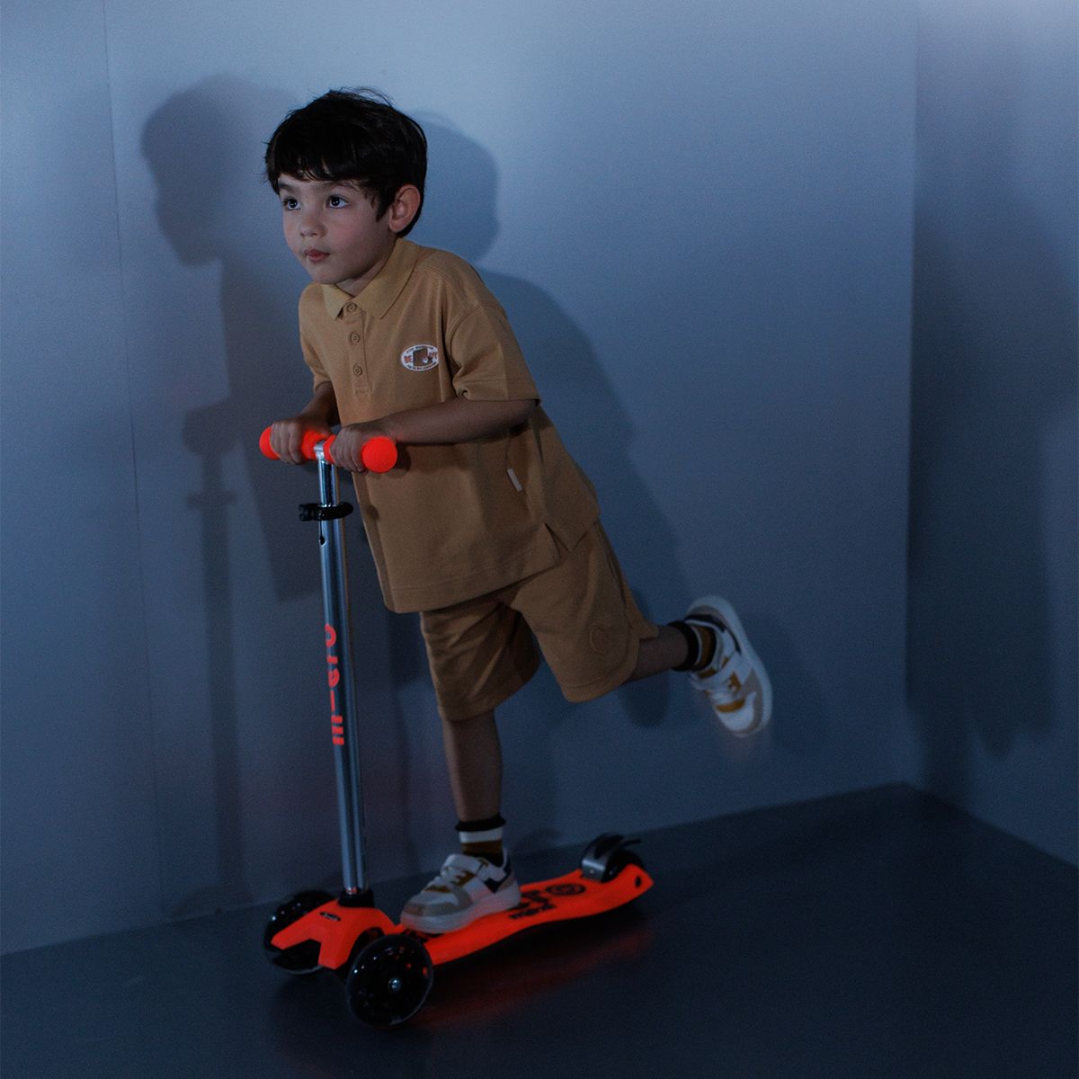 Самокат Micro серии Maxi Deluxe Glow LED - Красная аура  фото 3