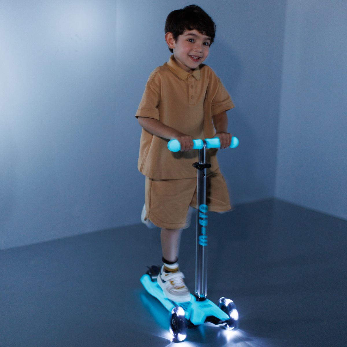 Самокат Micro серии Maxi Deluxe Glow LED - Синий хрусталь  фото 3