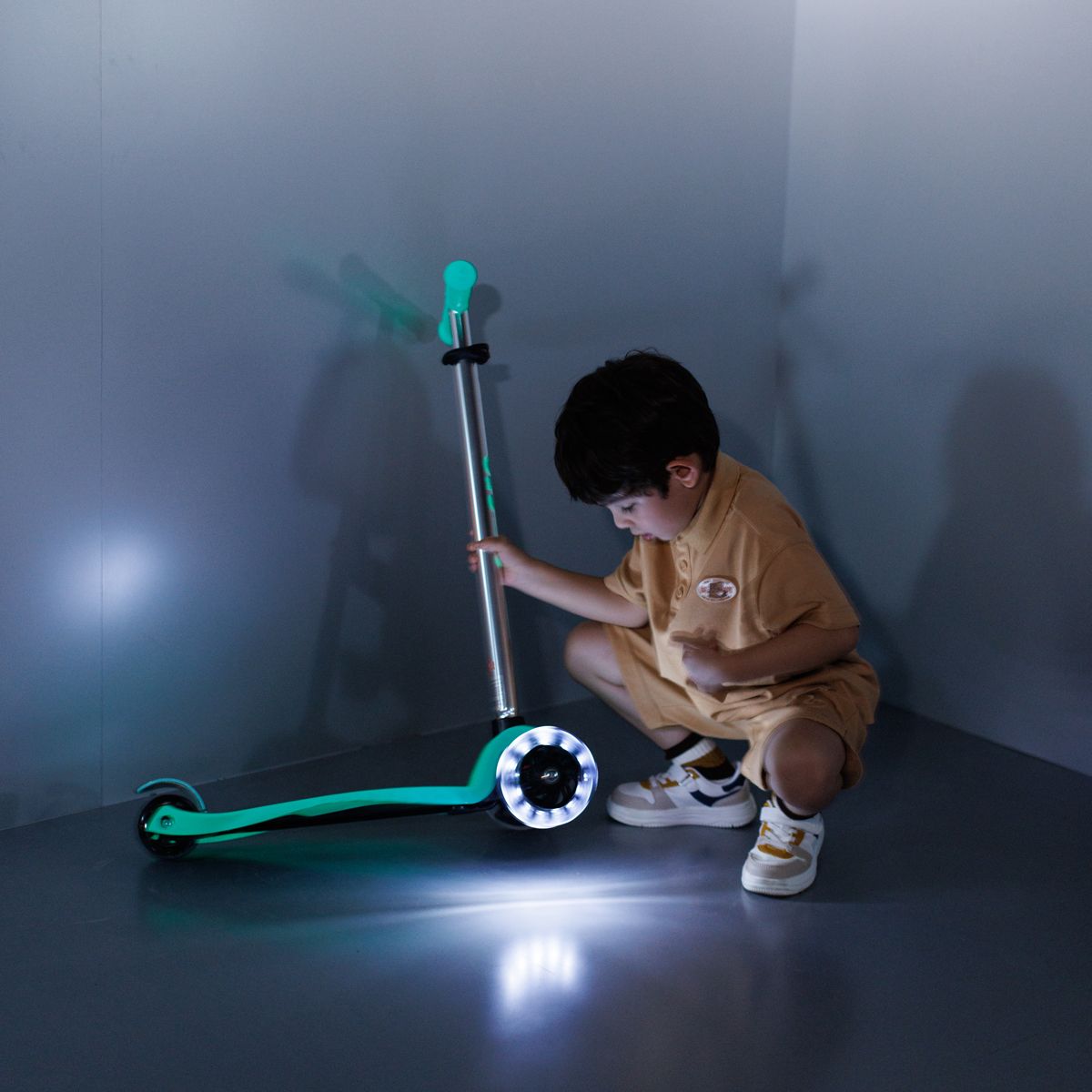 Самокат Micro серии Maxi Deluxe Glow LED - Желейный зеленый  фото 3