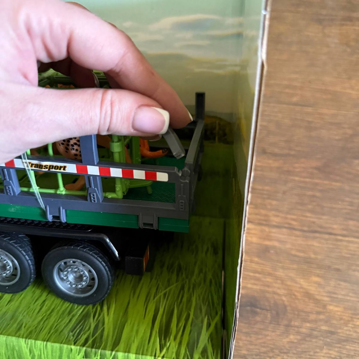 Уценка.  Трактор игрушечный (длина с прицепом 49 см, подвижные элементы, инерция, прицеп, 2 фигурки животных) в коробке – 53х16х22 см - Дефект прицепа  фото 3