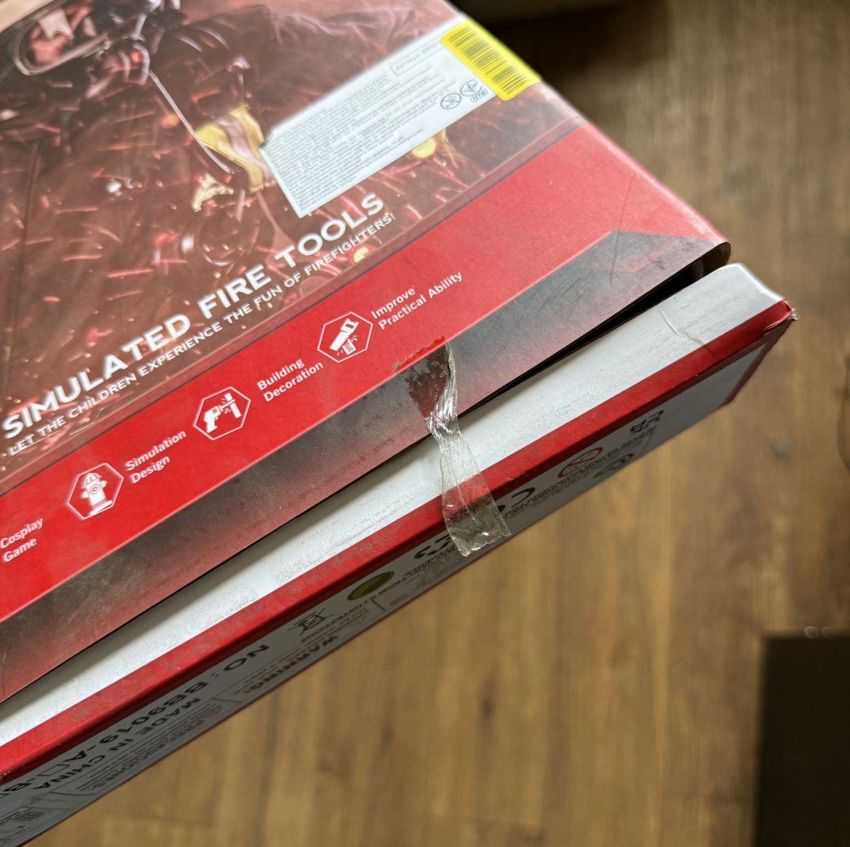 Уценка.  Набор пожарного (огнетушитель со светом, звуком сирены и парогенерацией, респиратор, компас, громкоговоритель, лопата, раскладная стремянка, знак "Стоп") в коробке 40,5х7х30 см - Помята коробка  фото 3